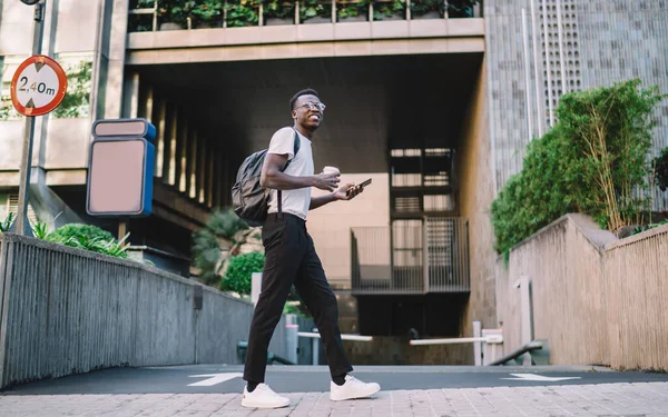 Θετικός Μελαμψός Αφροαμερικάνος Που Περπατάει Στο Δρόμο Της Πόλης Κρατώντας — Φωτογραφία Αρχείου