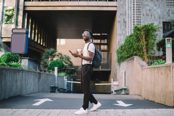 Joven Hombre Afroamericano Con Mochila Anteojos Caminando Moderno Distrito Ciudad — Foto de Stock