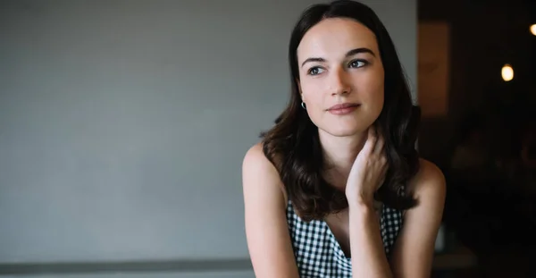 Aantrekkelijke Zachte Kalme Vrouw Dromen Wegkijken Terwijl Zitten Aan Tafel — Stockfoto