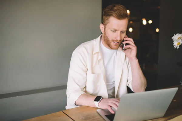 Redhead Concentré Gestionnaire Tendance Travailleur Parlant Sur Téléphone Mobile Tout — Photo