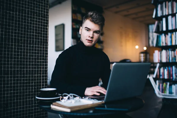 Umtriebiger Junger Mann Freizeitkleidung Mit Laptop Für Hausaufgaben Und Blick — Stockfoto