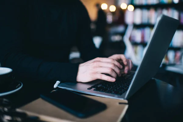 Empleado Masculino Irreconocible Sentado Mesa Escribiendo Teclado Computadora Mientras Trabaja — Foto de Stock