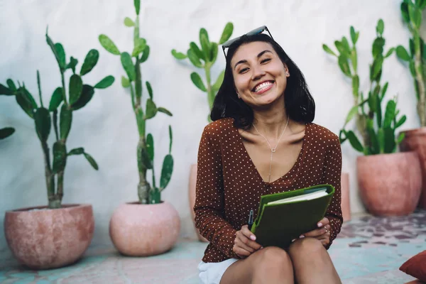 Feliz Joven Asiática Con Pelo Oscuro Ropa Casual Sonriendo Mirando —  Fotos de Stock