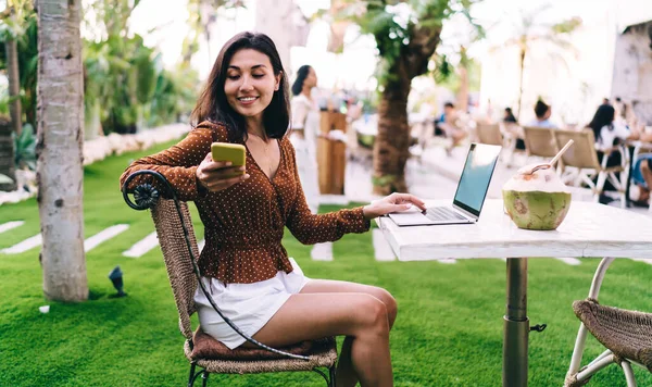 Joven Alegre Étnica Femenina Ropa Casual Usando Ordenador Portátil Teléfono —  Fotos de Stock