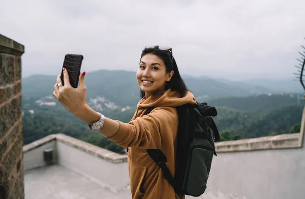 Fröhliche Asiatische Reisende Mit Rucksack Posiert Für Smartphone Kamera Fotos — Stockfoto