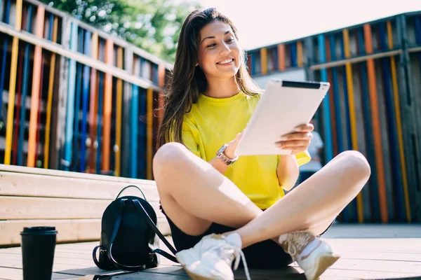 Från Nedan Glad Kvinna Casual Kläder Med Ryggsäck Och Hämtmat — Stockfoto