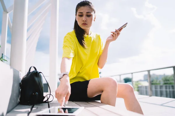 深刻な原因アジアの女性ミレニアムは タッチパッドでオンライン予約を作る携帯電話を保持路上で近代的な技術を使用してデジタルタブレット上でタッピングウェブページを閲覧 — ストック写真