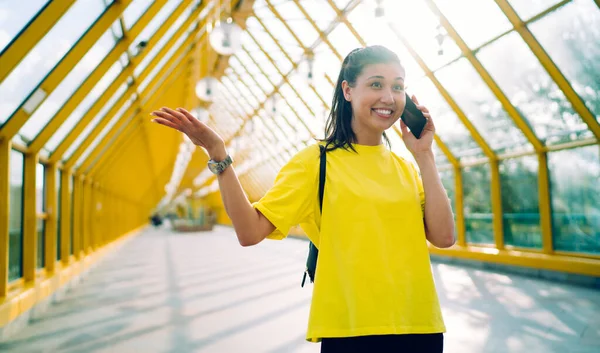 Bajo Ángulo Mujer Étnica Positiva Ropa Casual Mochila Con Sonrisa —  Fotos de Stock