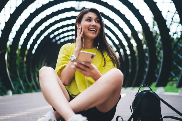 Sorrindo Asiática Fêmea Desgaste Casual Desfrutando Podcasts Rádio Line Smartphone — Fotografia de Stock