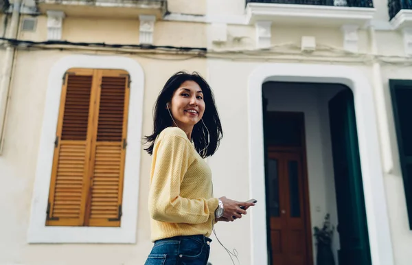 Vista Lateral Mujer Asiática Positiva Ropa Casual Sonriendo Cámara Mientras —  Fotos de Stock