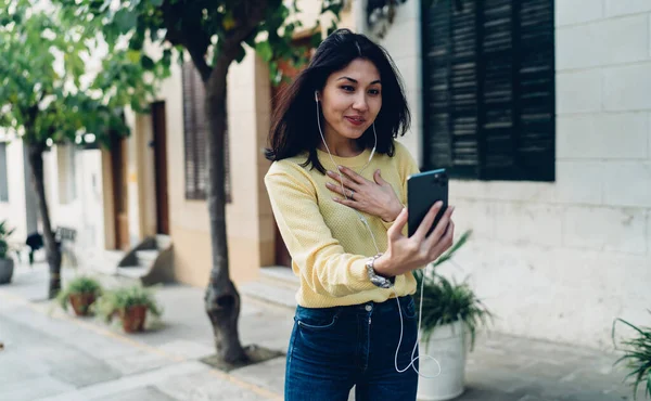 Boldog Fiatal Ázsiai Alkalmi Ruhák Karóra Mosolyog Miközben Videohívás Okostelefon — Stock Fotó