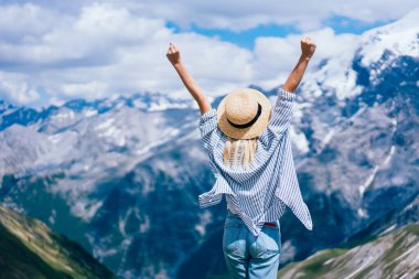 İsimsiz turistin kafasının üstünde yumruklar sallamasının ve Lago di Braies 'e yaptığı yolculukta dağ sırtına karşı zafer kazanmasının arkası.