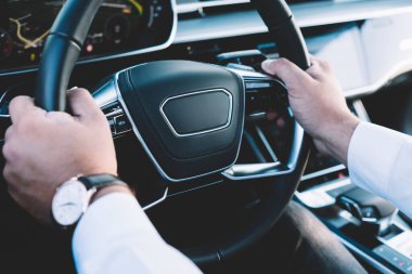 Lüks motorlu taşıtlarla seyahat eden erkek el direksiyonunun seçici görüntüsü. Lüks araç detaylarıyla çağdaş otomobili süren adam sürücüsü.