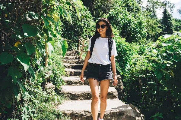 Happy Female Tourist Summer Wear Backpack Walking Stairs Green Park — Stock Photo, Image