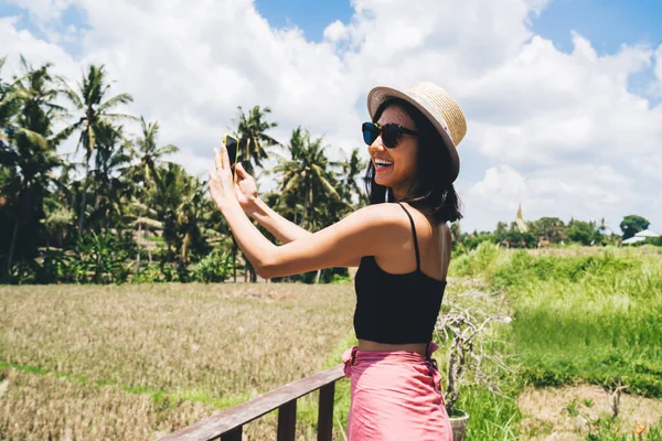 Lachende Vrouwelijke Reiziger Met Behulp Van Mobiele Telefoon Voor Het — Stockfoto