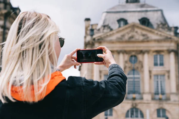 Vista Posterior Mujer Hipster Chaqueta Negra Tomando Fotos Del Edificio — Foto de Stock