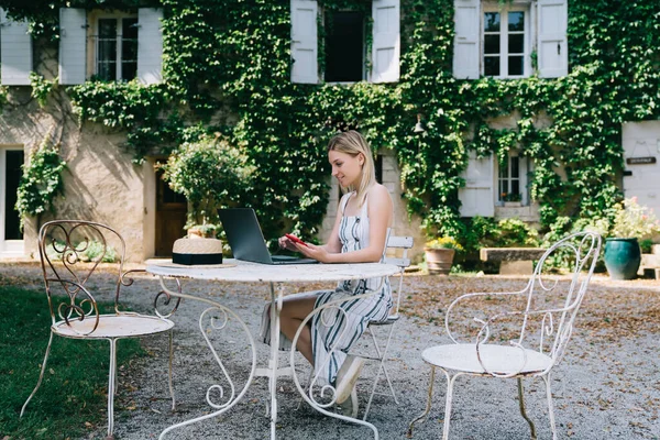 Corpo Inteiro Freelancer Feminino Otimista Sentado Mesa Trabalhando Com Computador — Fotografia de Stock