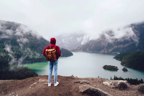 Bakåt Bild Ansiktslös Resenär Varma Ytterkläder Stående Fjord Bank Med — Stockfoto