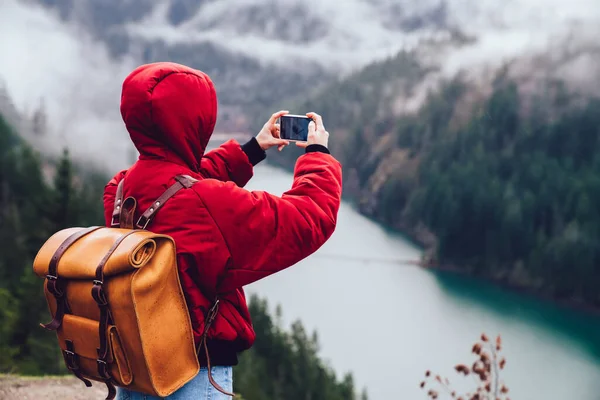 Rückansicht Einer Unkenntlich Gemachten Person Heller Jacke Die Landschaft Auf — Stockfoto