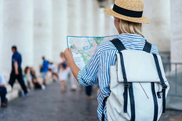 Bakåt Bild Hipster Kvinna Med Ryggsäck Bär Randig Skjorta Och — Stockfoto