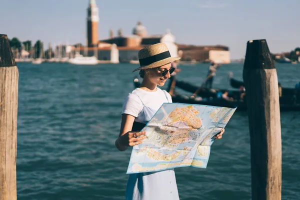 Jovens Viajantes Caucasianos Desfrutando Férias Individuais Para Explorar Romântica Cidade — Fotografia de Stock