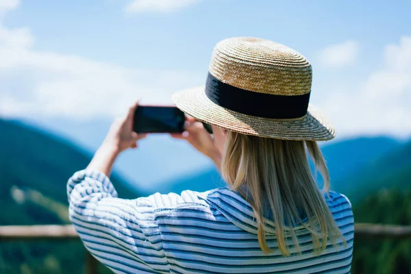 Обратный Вид Женщины Туристки Использующей Смартфон Сфотографировать Холмистую Местность Стоя — стоковое фото