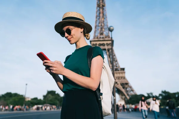 Millennial Female Tourist Stylish Clothing Outfit Using Cellular Device Tracking — Stock Photo, Image