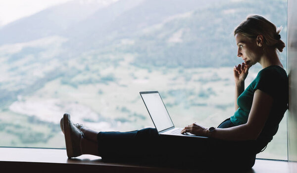 Опытная белая женщина ИТ-профессионал проверки уведомление для ноутбука системы, подключенной к 4g Интернет, женщина фрилансер, делающий удаленную телеработу для банковского через нетбук-приложение во время отпуска