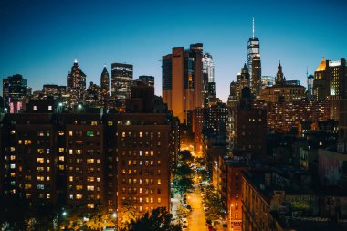 Modern gökdelenlerin ve aydınlatılmış şehir bölgesinin insansız hava aracı görüntüsü New York 'ta bulutsuz günbatımına karşı