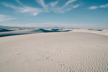 Yazın Amerika 'da güneşli bir günde White Sands Ulusal Parkı' ndaki kum tepelerinin resimli kumlu sahillerinden.