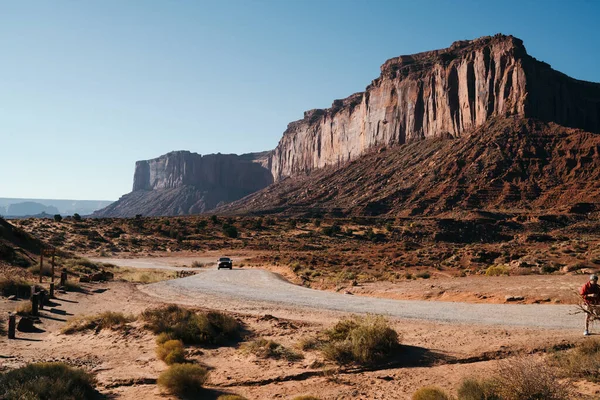 Живописный Вид Одинокого Автомобильного Дайвинга Грубой Дороге Окружении Высоких Скал — стоковое фото