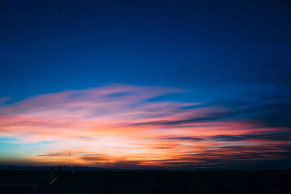 Akşam Vakti Ilık Yaz Mevsiminde Kırsalda Güneşli Mavi Gökyüzünde Nefes — Stok fotoğraf
