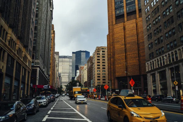 纽约市中心城市街道 有现代化的出租车和交通工具 在旧楼和新楼之间的公路上行驶 — 图库照片