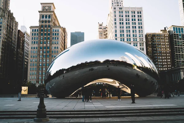 Úžasný Odraz Cloud Gate Památník Centru Chicaga Davem Lidí Procházky — Stock fotografie