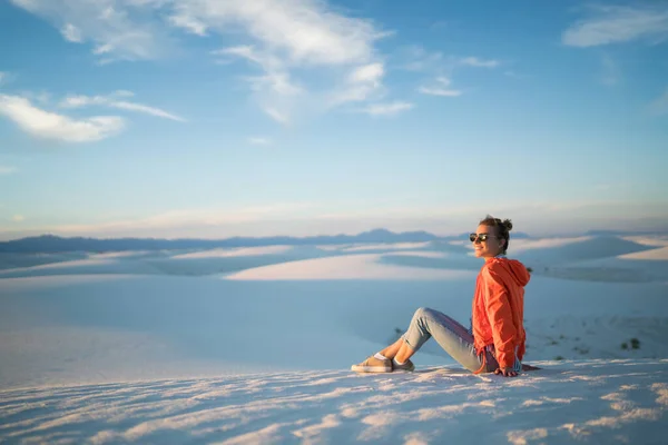 Веселая Женщина Активной Одежде Наслаждается Живописным Видом Пустыню Фоне Голубого — стоковое фото