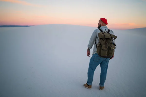 Achteraanzicht Van Volledige Lengte Van Gezichtsloze Mannelijke Reiziger Casual Kleding — Stockfoto