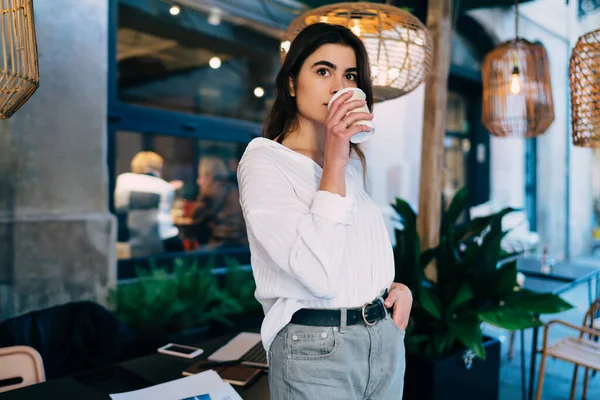 Pensive Junge Frau Lässiger Kleidung Steht Café Und Trinkt Heißen — Stockfoto