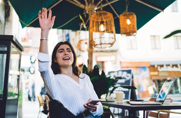 Glückliche Freelancerin Mit Handy Gadget Der Hand Wegguckend Und Winkend — Stockfoto