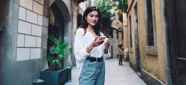 Mujer Joven Sonriente Ropa Casual Con Taza Café Caliente Para —  Fotos de Stock