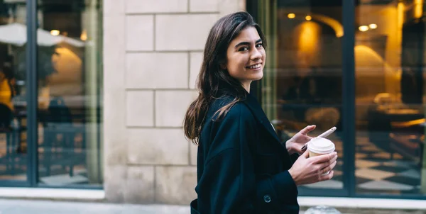 Vue Latérale Gaie Femme Aux Cheveux Foncés Manteau Noir Tenant — Photo