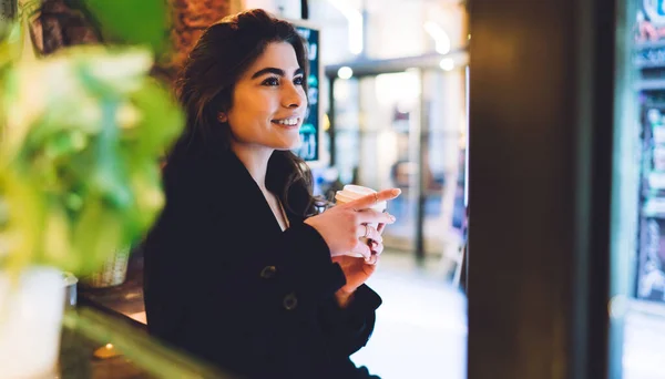 Vue Latérale Une Jeune Femme Souriante Tenue Décontractée Avec Une — Photo