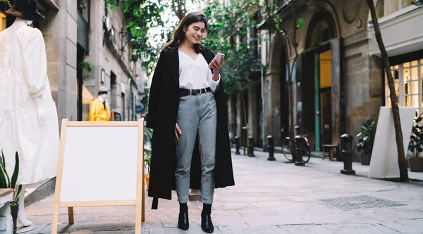 Turista Vestida Moda Abrigo Largo Usando Teléfono Inteligente Para Mensajería — Foto de Stock