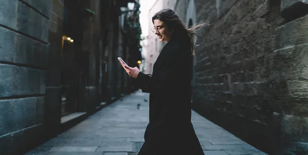 Sidovy Glad Kvinna Formell Klädsel Och Glasögon Bläddra Smartphone När — Stockfoto