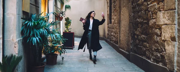 Carefree Caucasian Vlogger Enjoying Walking Sightseeing Ancient Streets Using Cellphone — Stock Photo, Image