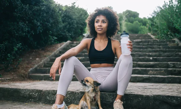 Von Unten Zufrieden Schlanke Afroamerikanische Athletin Sportkleidung Entspannt Auf Stufen — Stockfoto