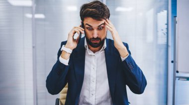 Resmi olarak şokta olan işadamı akıllı telefondan çalışana cep telefonuyla arama yapıyor. Cep telefonu konuşmalarında başarısız oluyor, cep telefonuyla konuşan girişimci sorununu etkiliyor.