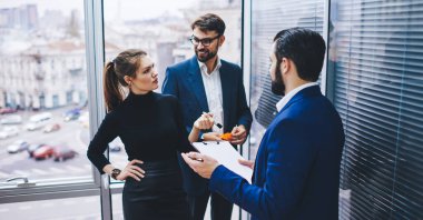 Modern ofis çalışma alanında iş bilgilerini tartışan yaratıcı projeksiyon, başarılı erkek ve kadın çalışanlar için başlangıç fikirleri üzerinde çalışan bir grup Kafkasyalı profesyonel uzman