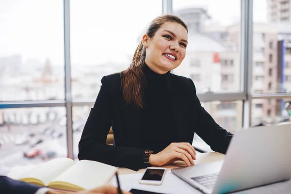 의상을 책상에 사업상의 긍정적 대화를 나누는 미소를 사무실에서 여성은 — 스톡 사진