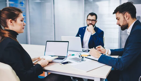 Los Empleados Masculinos Femeninos Exitosos Tienen Una Lluvia Ideas Colaborativa — Foto de Stock