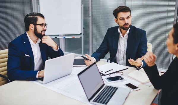 Tripulación Personas Negocios Seguras Que Comunican Escritorio Mesa Discutiendo Las —  Fotos de Stock